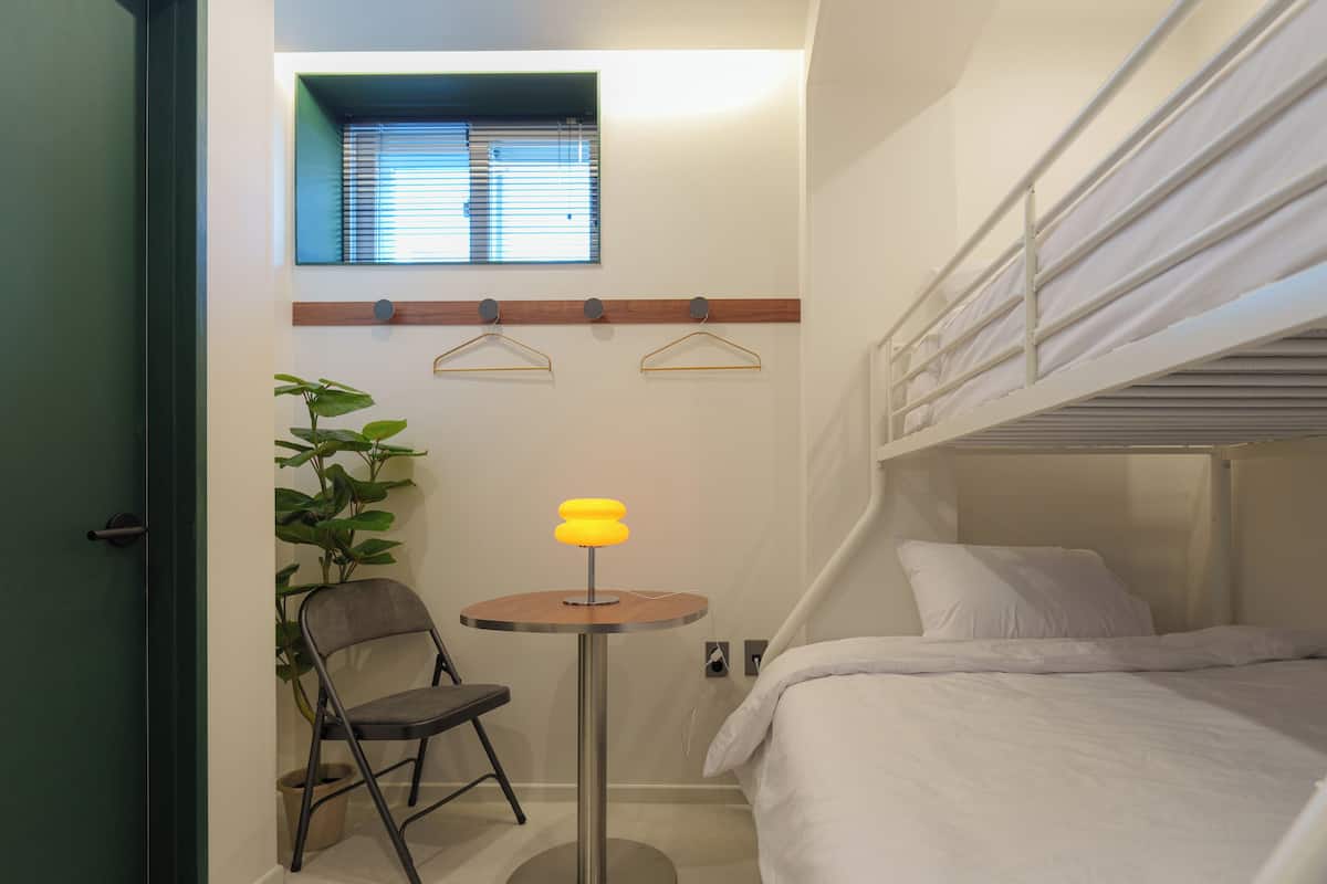 مساحة عمل للكمبيوتر المحمول ومكواة/لوح كي وواي فاي مجانًا