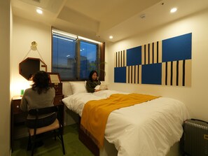 مساحة عمل للكمبيوتر المحمول ومكواة/لوح كي وواي فاي مجانًا