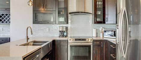 Kühlschrank, Mikrowelle, Herdplatte, Geschirrspüler