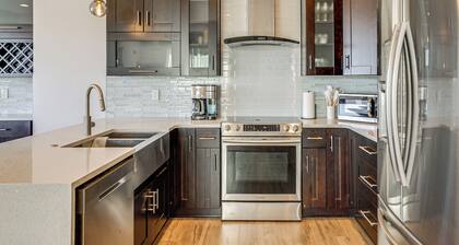 4 Mi to Dtwn Greenville: Group-Ready Home w/ Yard