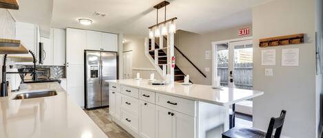 Refrigerador, microondas, placa de cocina, lavavajillas