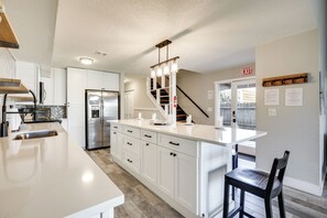 Fridge, microwave, stovetop, dishwasher - Prime Spot Near Dtwn! Modern Anastasia Island Home (St. Augustine)