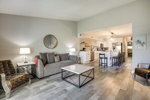TV, books - Prime Spot Near Dtwn! Modern Anastasia Island Home (St. Augustine)