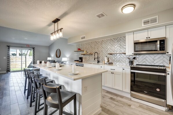 Fridge, microwave, stovetop, dishwasher - Prime Spot Near Dtwn! Modern Anastasia Island Home (St. Augustine)