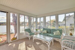TV - All-Season Getaway on Lake Winola: Dock & Sunroom! (Factoryville)