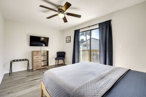 3 bedrooms, desk, iron/ironing board, travel cot - Stylish & Walkable! Pet-Friendly St Augustine Gem! (St. Augustine)
