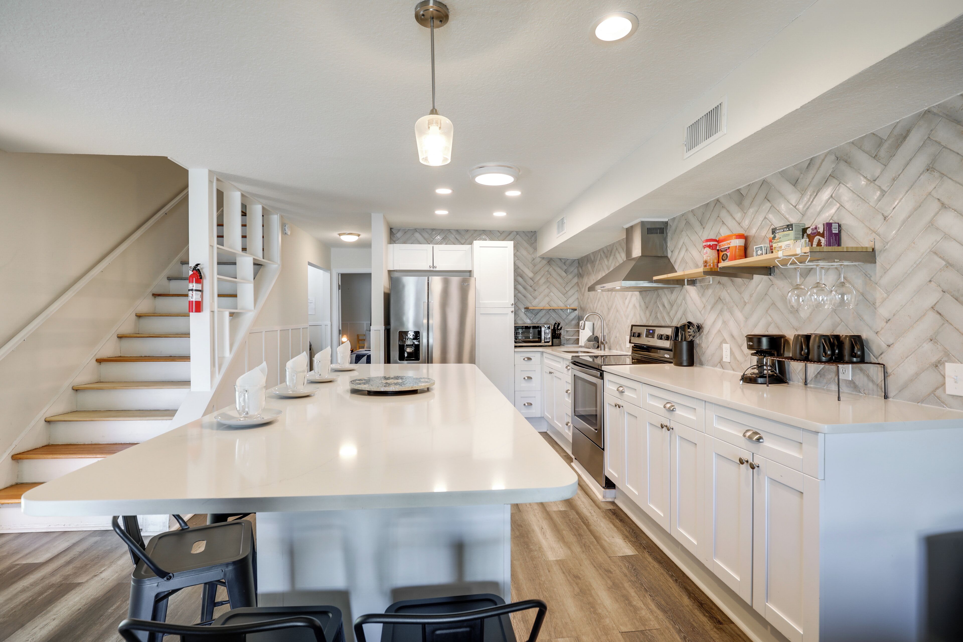 Refrigerador, microondas, placa de cocina, lavavajillas