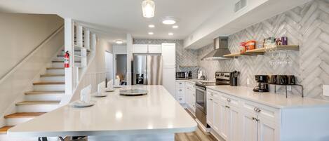 Refrigerador, microondas, placa de cocina, lavavajillas