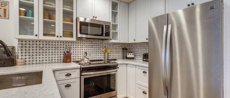 Fridge, microwave, stovetop, dishwasher