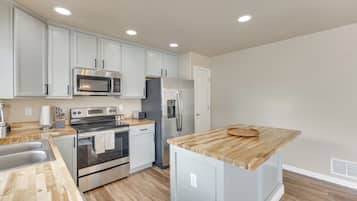 Fridge, microwave, stovetop, dishwasher