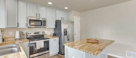 Kühlschrank, Mikrowelle, Herdplatte, Geschirrspüler