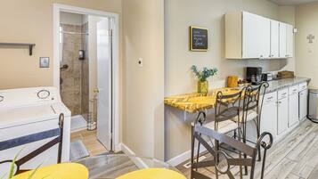 Kühlschrank, Mikrowelle, Herdplatte, Wasserkocher mit Kaffee-/Teezubehör