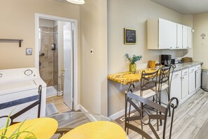 Refrigerador, microondas, parrilla de estufa y cafetera y tetera 