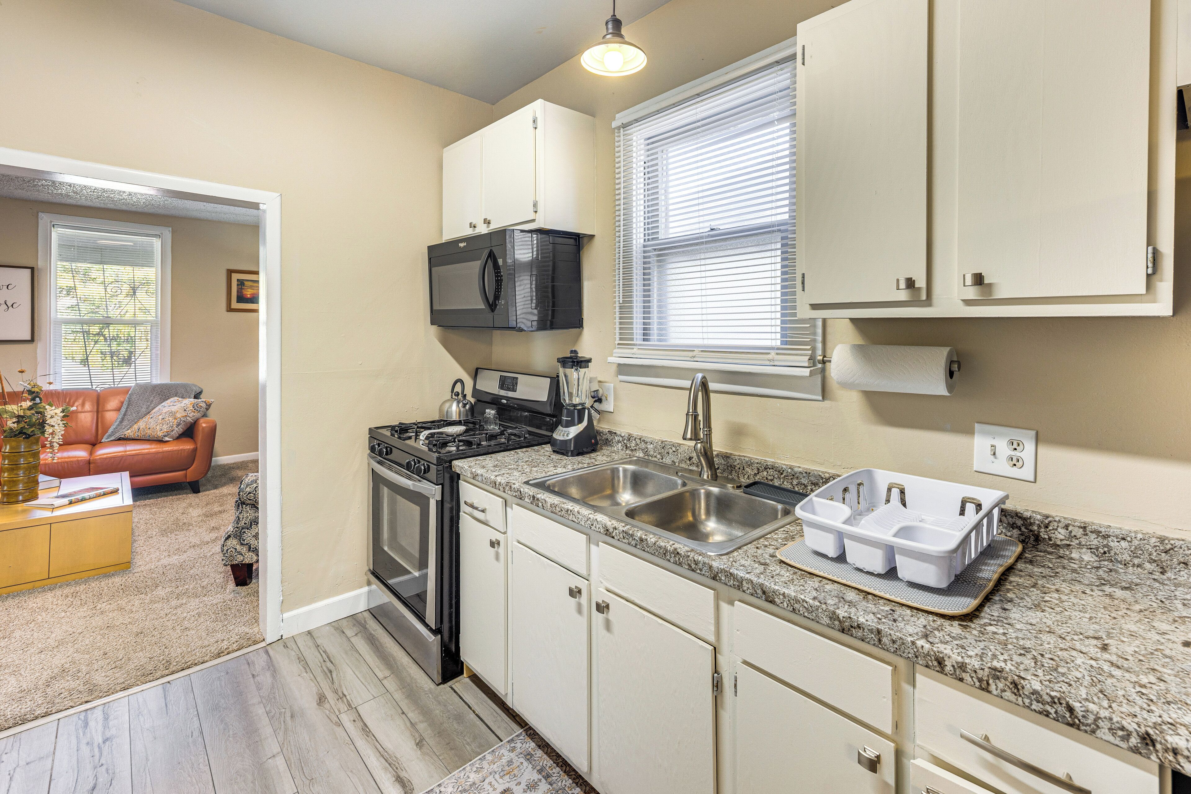 Kjøleskap, mikrobølgeovn, kokeplater og kaffetrakter/tekoker