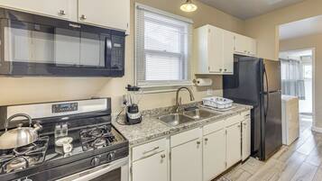 Kühlschrank, Mikrowelle, Herdplatte, Wasserkocher mit Kaffee-/Teezubehör