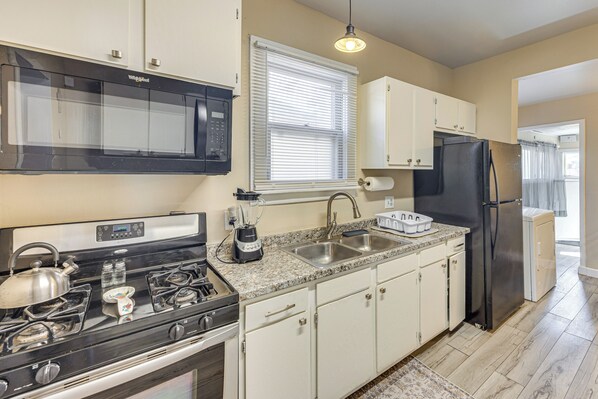 Refrigerador, microondas, parrilla de estufa y cafetera y tetera 