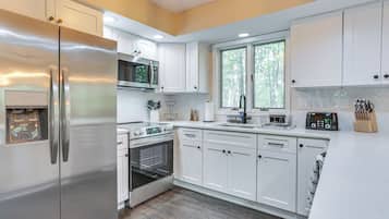 Fridge, microwave, stovetop, dishwasher