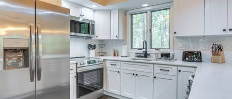 Fridge, microwave, stovetop, dishwasher