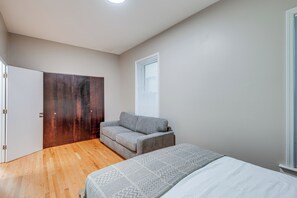 4 bedrooms, internet, bed sheets