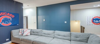 Walk to Wrigley Field! Townhouse w/ Pool Table