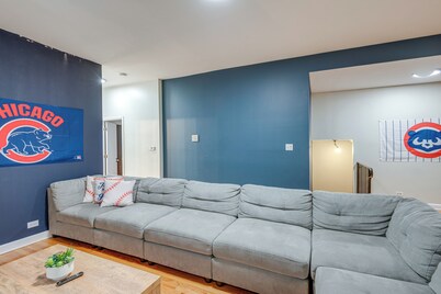 Walk to Wrigley Field! Townhouse w/ Pool Table