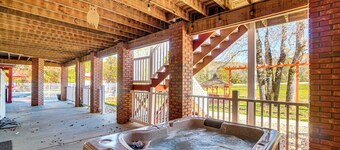 13 Mi to Helen: Group Getaway w/ Private Hot Tub