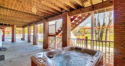 13 Mi to Helen: Group Getaway w/ Private Hot Tub