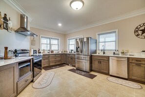 Fridge, microwave, stovetop, dishwasher