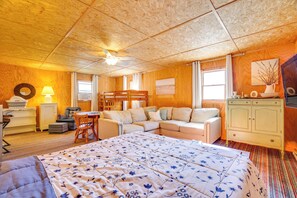 Escritorio, tabla de planchar con plancha, internet y ropa de cama