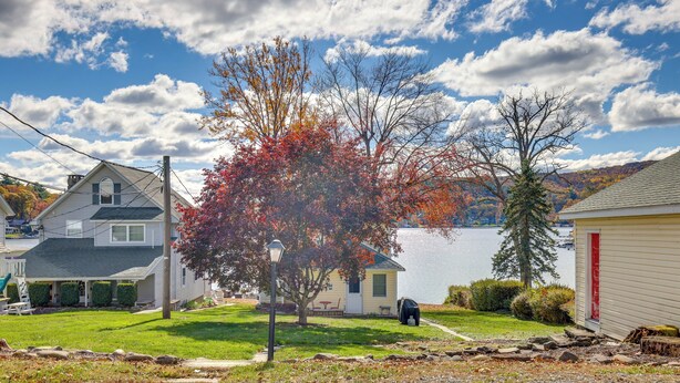 Un quartier résidentiel au bord du lac, avec des maisons, un quai et un bateau.