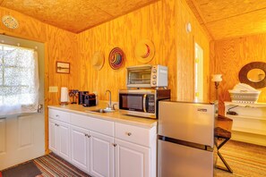 Cafetera y tetera y utensilios de cocina