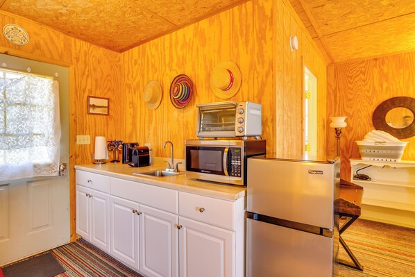 Cafetera y tetera y utensilios de cocina 