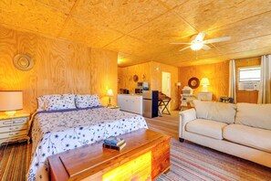 Escritorio, tabla de planchar con plancha, internet y ropa de cama 