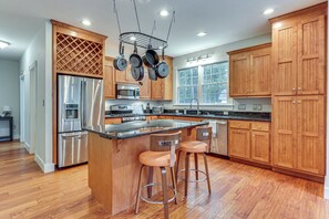 Fridge, microwave, stovetop, dishwasher - Waterfront Home w/ Private Boat Dock in Lancaster! (Lancaster)