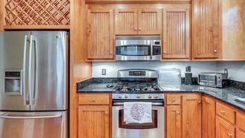 Fridge, microwave, stovetop, dishwasher