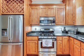 Fridge, microwave, stovetop, dishwasher