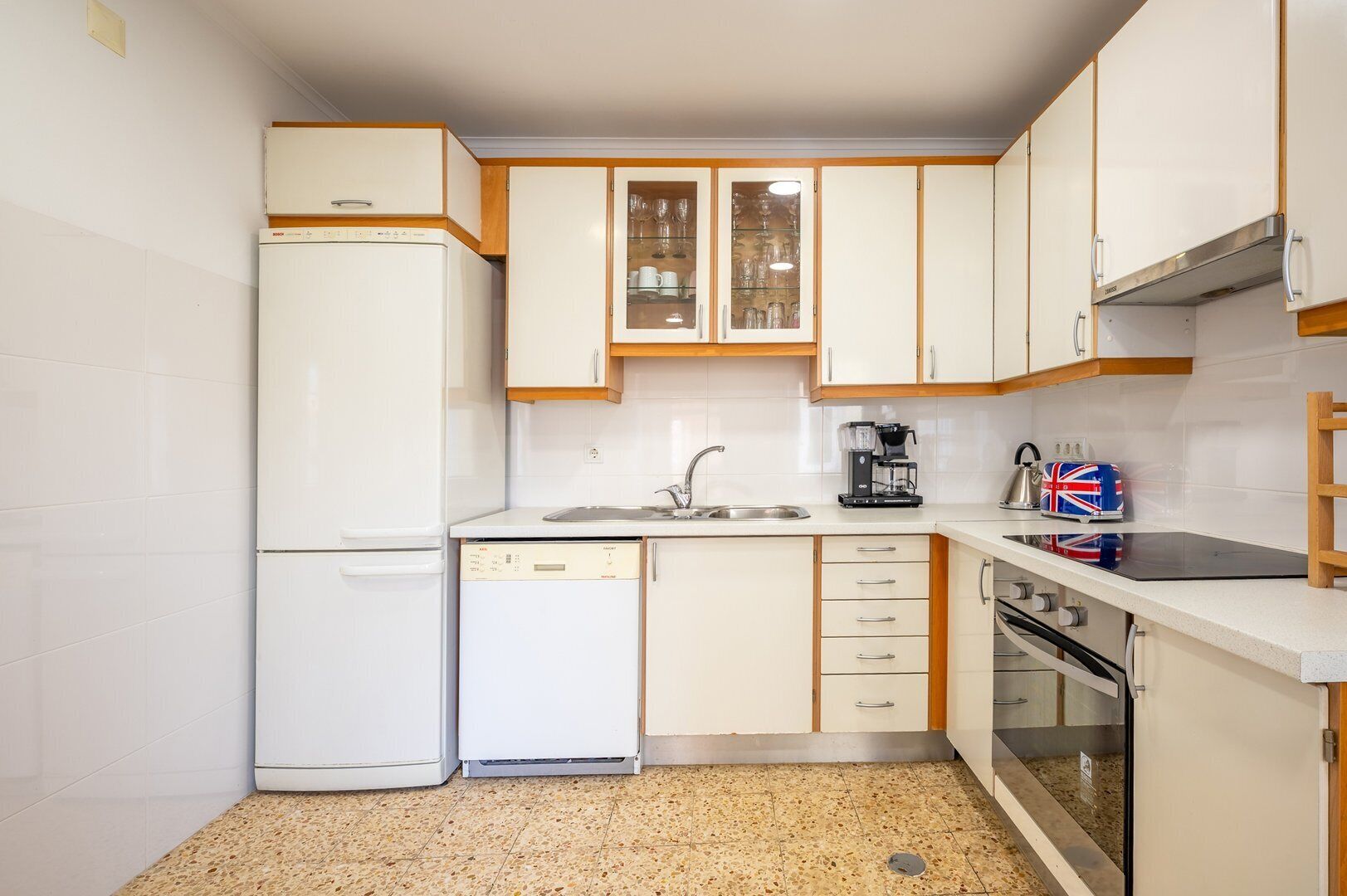 Geladeira, micro-ondas, fogão, lava-louças