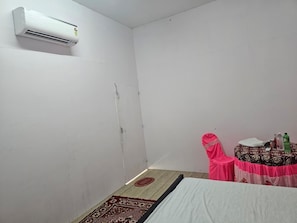 Standard Room | Meja, ruang kerja komputer riba, Wi-fi percuma 