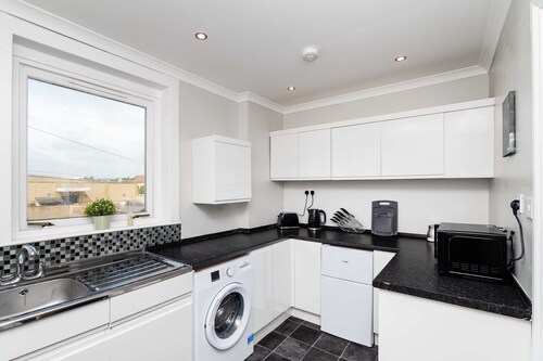 Spacious 3 BED House With Parking