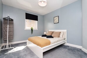 Apartment | 3 bedrooms - Spacious 3 BED House With Parking (Bo'ness)