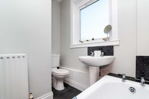 Apartment | 3 bedrooms - Spacious 3 BED House With Parking (Bo'ness)