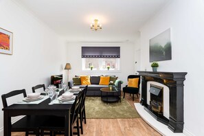 Apartment | 3 bedrooms - Spacious 3 BED House With Parking (Bo'ness)