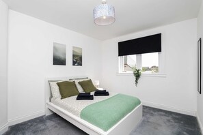 Apartment | 3 bedrooms - Spacious 3 BED House With Parking (Bo'ness)