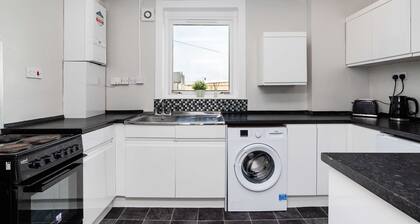 Spacious 3 BED House With Parking