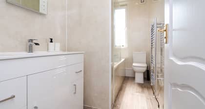 3 Bedroom Flat - Free Parking