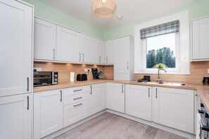 3 bedrooms - 3 Bedroom Flat - Free Parking (Grangemouth)