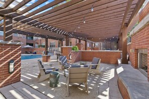 Outdoor dining - Bright and Cozy 1-bedroom apartment in Farmers Branch (Farmers Branch)