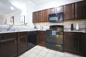 Microwave, oven, stovetop, dishwasher - Bright and Cozy 1-bedroom apartment in Farmers Branch (Farmers Branch)