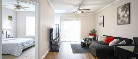 Tabla de planchar con plancha, internet y ropa de cama