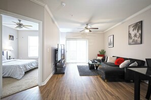1 bedroom, iron/ironing board, Internet, bed sheets - Bright and Cozy 1-bedroom apartment in Farmers Branch (Farmers Branch)